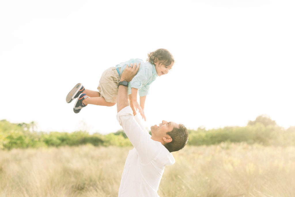 Jommy Photography Family Session in Tampa Florida at Sunset. Tampa family photographer outdoor location natural light beach family pictures ideas with kids Jommy Photography Tampa Airport golden hour family photography Cypress Point Park Tampa #familypictureideas #summerfamilypictures #beachpictures #jommyphotography #familyphotographer #candidfamilypicutres #familypictureoutfits #familypictureposes #sunsetpictures #tampafamilyphotographer #cypresspointpark