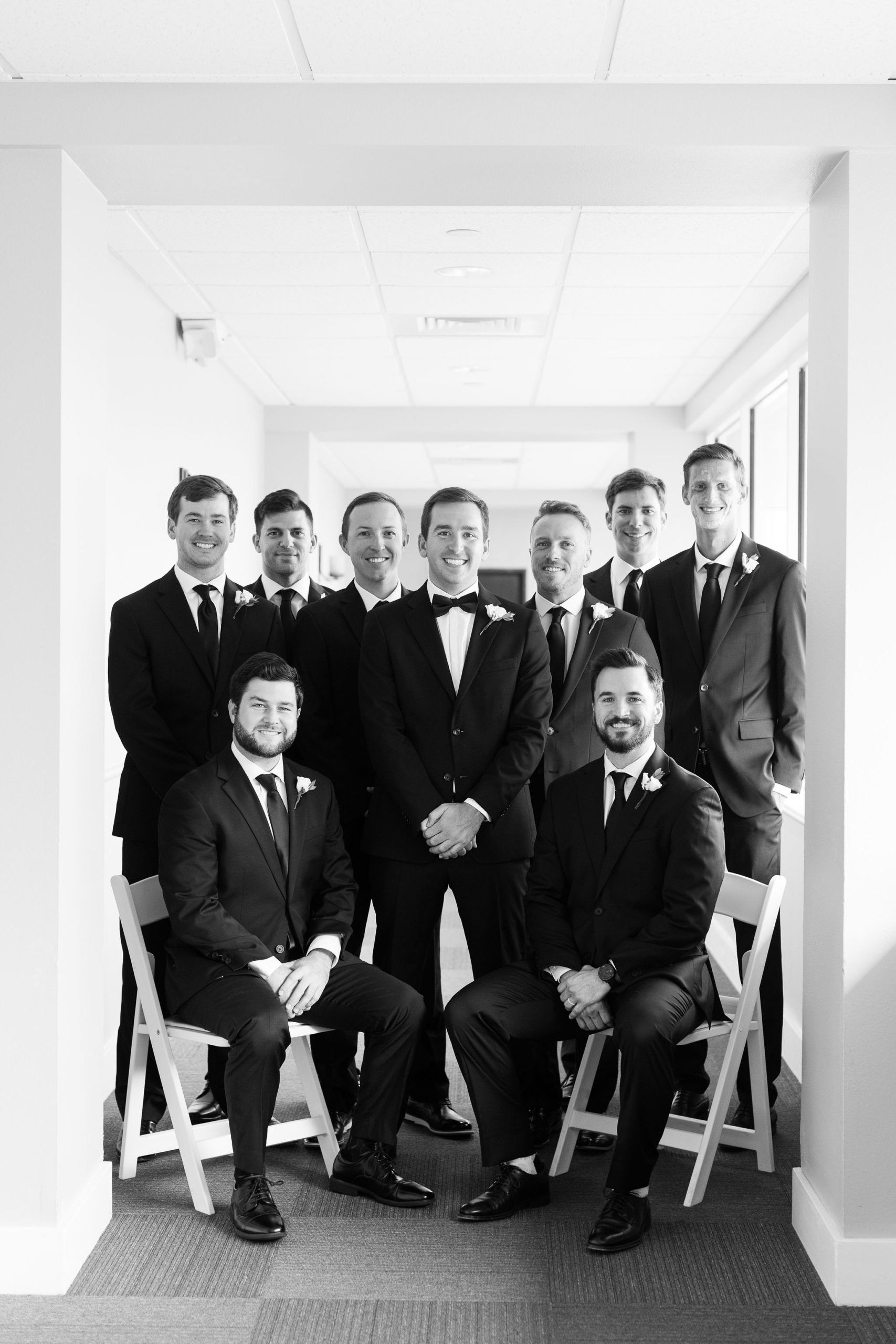 Wedding Photographer Jommy Photography captures a black and white portrait of the groom with his groomsmen. Black and white groomsment portrait. Timeless wedding style ideas and portraits by Jommy Photography.
