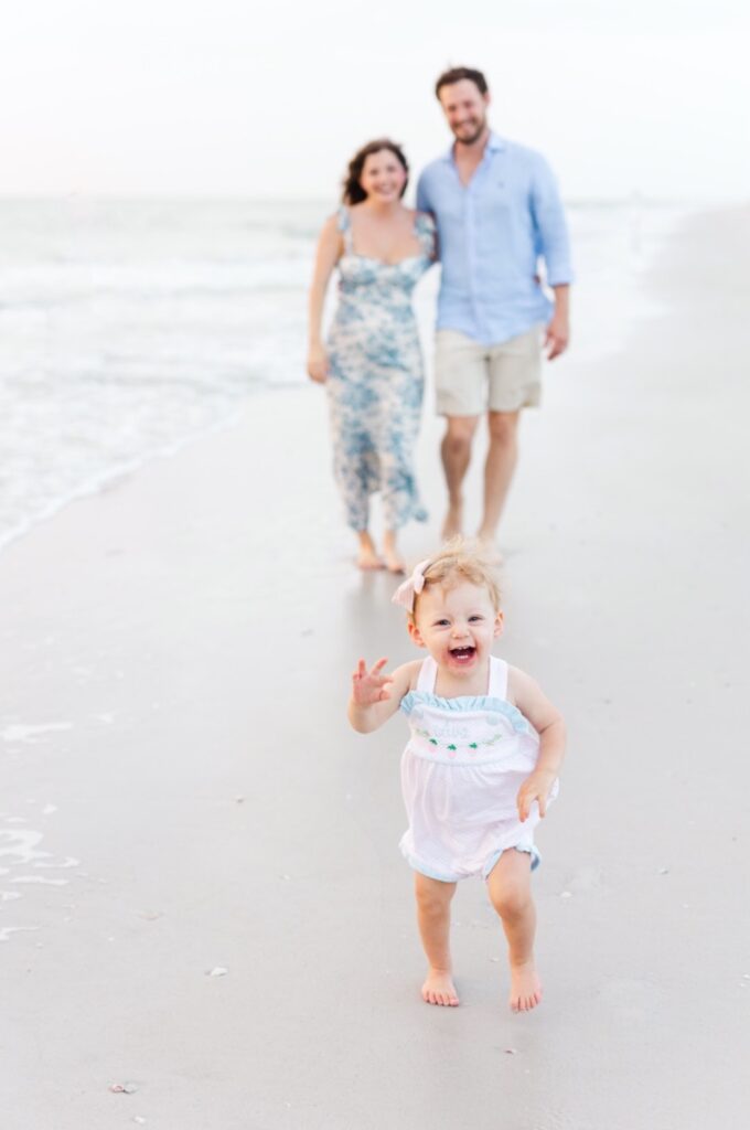 Outfit ideas by Jommy Photography for a beach location in Florida. baby girl outfit beach bare feet #JommyPhotography #JommyFamilies #BeachFamilyPhotos #FloridaFamilyPortraits #FloridaBeachPortraits #ClearwaterFlorida #FamilyPhotographer
