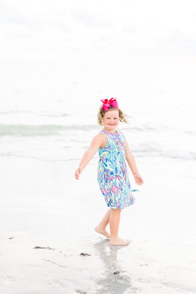 Beach family photography and what to wear with Jommy Photography. Florida photographer families #JommyPhotography #JommyFamilies #BeachFamilyPhotos #FloridaFamilyPortraits #FloridaBeachPortraits #ClearwaterFlorida #FamilyPhotographer
